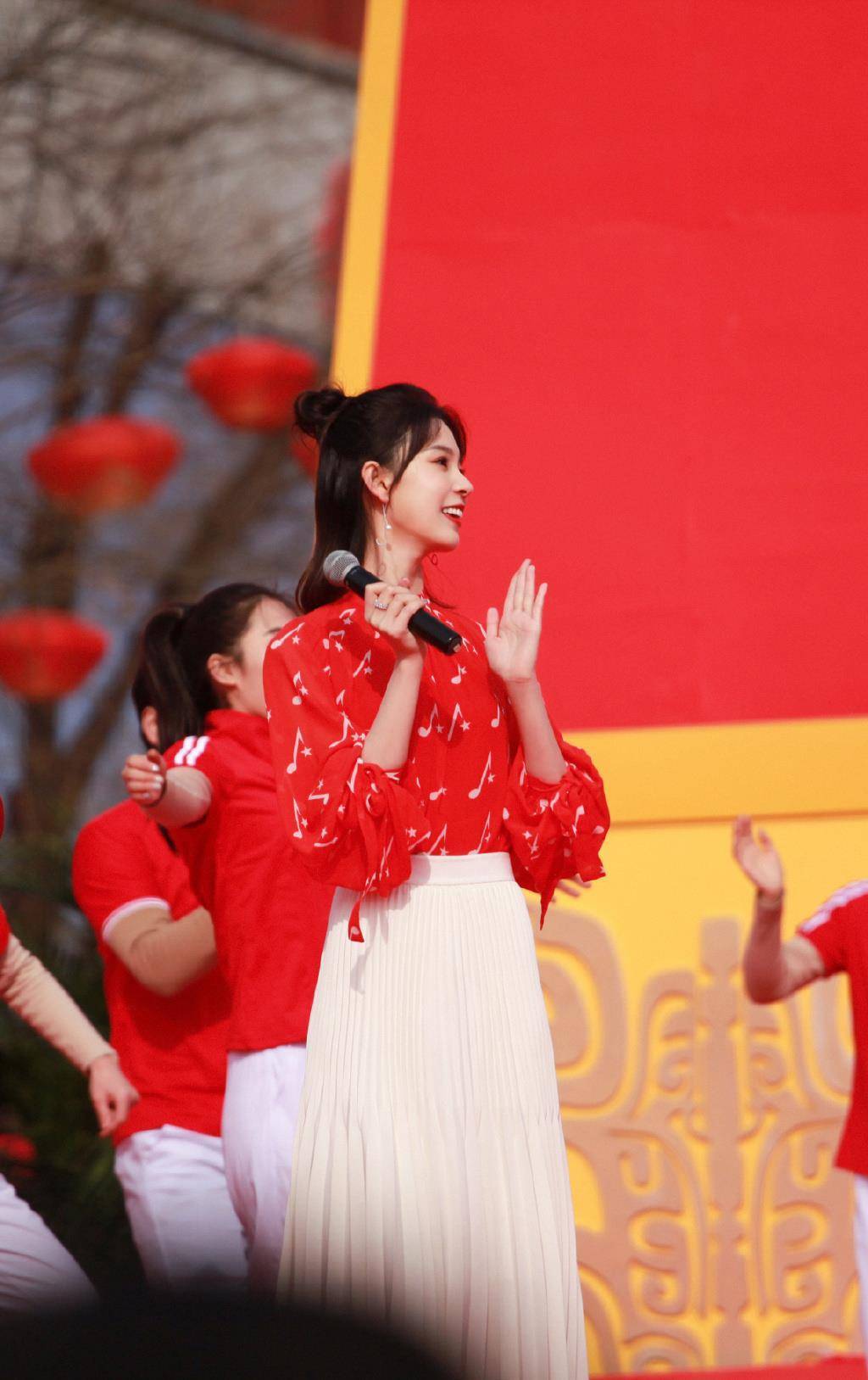 透明宝藏女孩终于惊艳了一次,陈瑶一袭"星河"薄纱裙似仙女下凡_衬衫