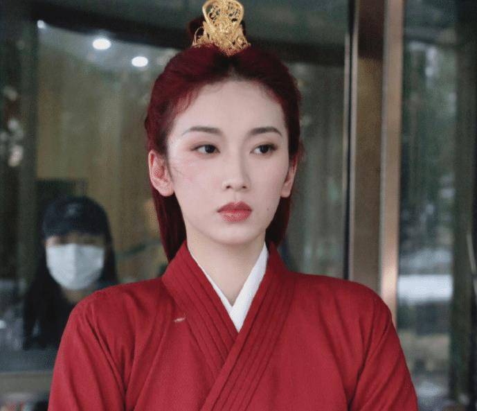 《吉星高照》出圈理由:张凌赫的脸,翟潇闻的服装,剧组的话题_争议