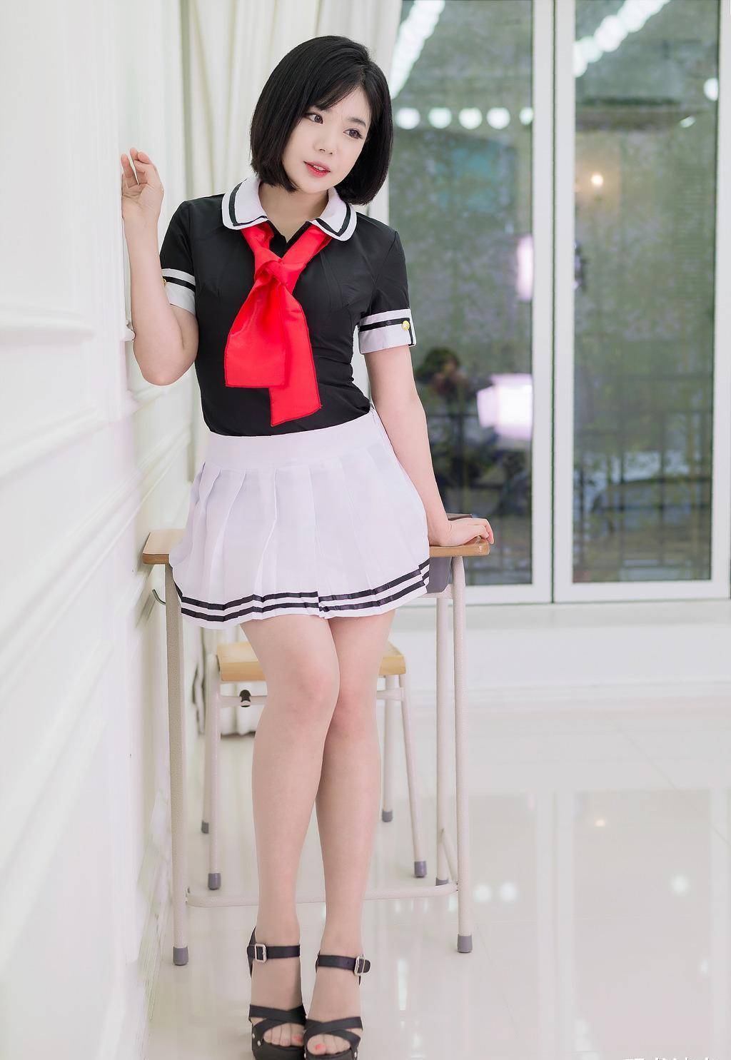 虽然对这身打扮,也许很多朋友并不是那么的喜欢,小姐姐也不是那种