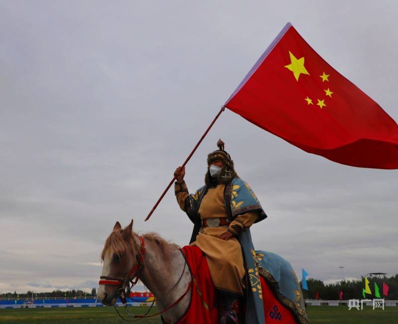 只见马匹方队身着不同民族的服饰,肩扛国旗,浩浩荡荡地向我们走来.