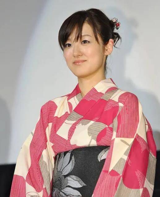 小编在之前找到过几张小千代长大后的照片,这个小姐