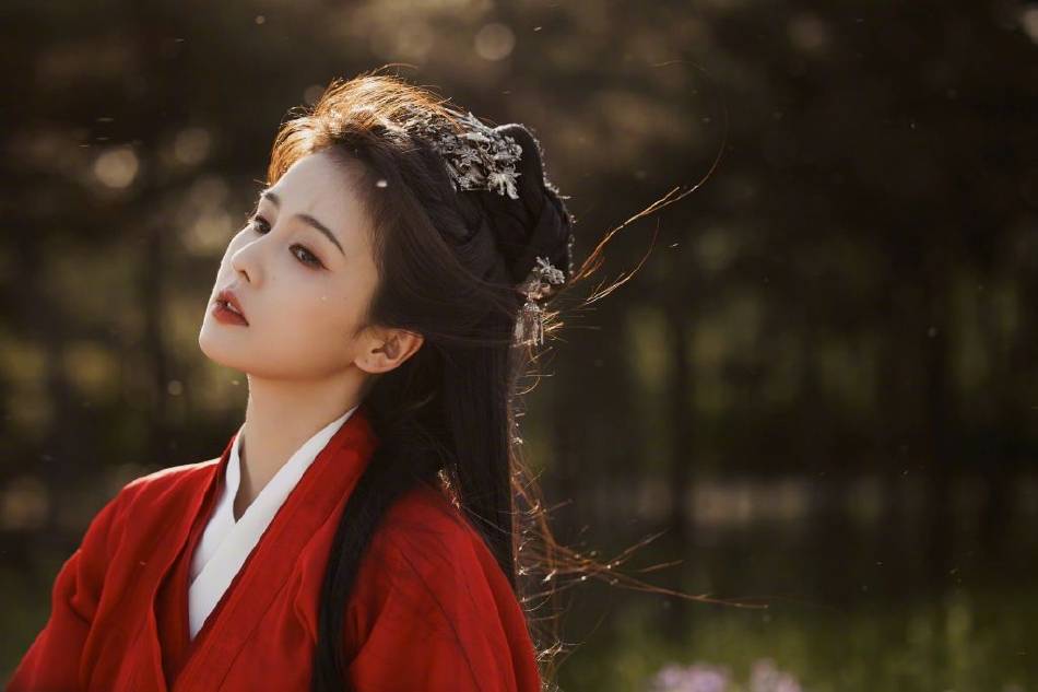 白鹿身穿红衣古装英气惊艳!单手持剑美得让人窒息_长发_身材_魅力十足