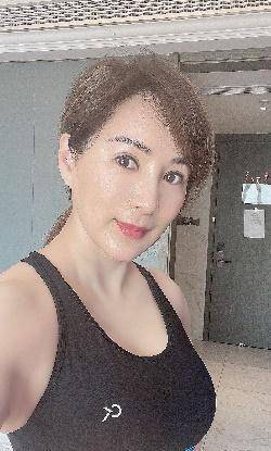 54岁香港女星拍短片,与富商离婚,她走出家门,独自抚养儿子_罗琳_视频