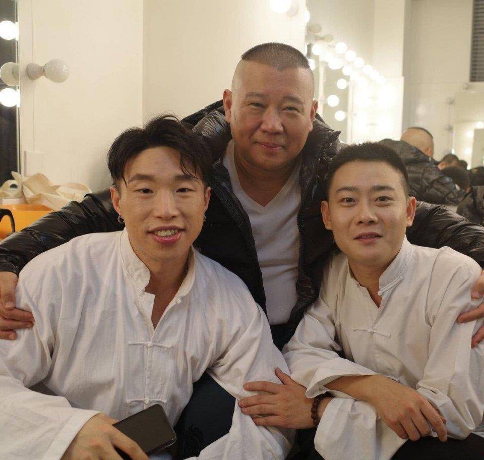 合照感谢郭德纲,栾云平也发微博,岳云鹏保持沉默_张鹤峰_孟鹤堂_相声