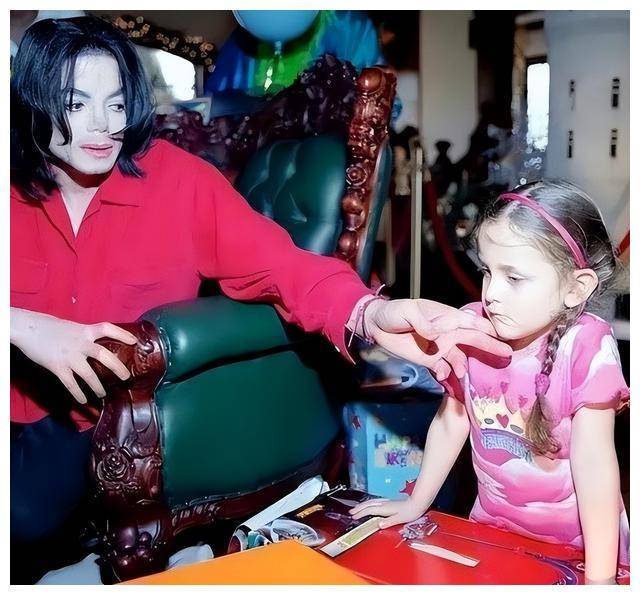 杰克逊去世13年:23岁女儿肤白貌美当模特,小儿子毛发浓密像父亲