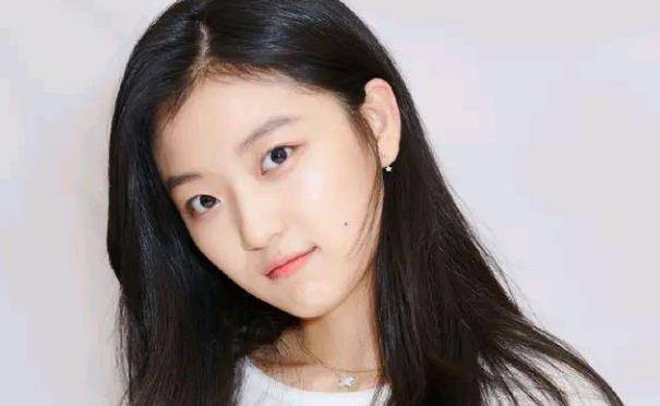 从小就养成独立的性格,长大之后成为优秀的演员,她就是孙千_小时候