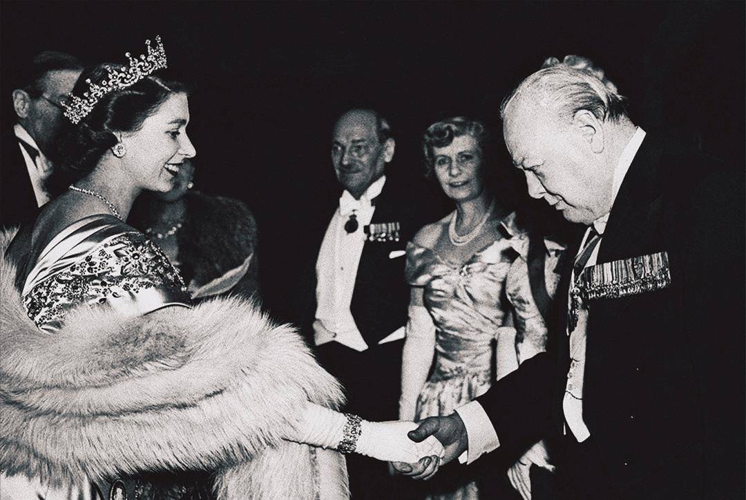 1956年,梦露和英国女王同框,终于知道好身材在气质面前不值一提