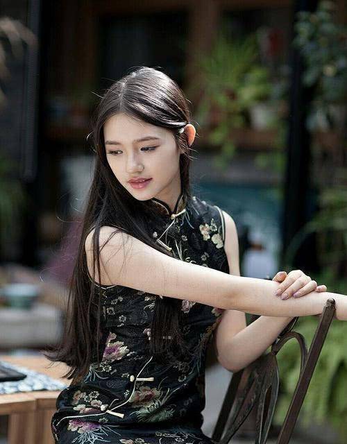 女孩的类型,穿上一袭复古的刺绣花旗袍装,林允纤细曼妙的身材完美展现