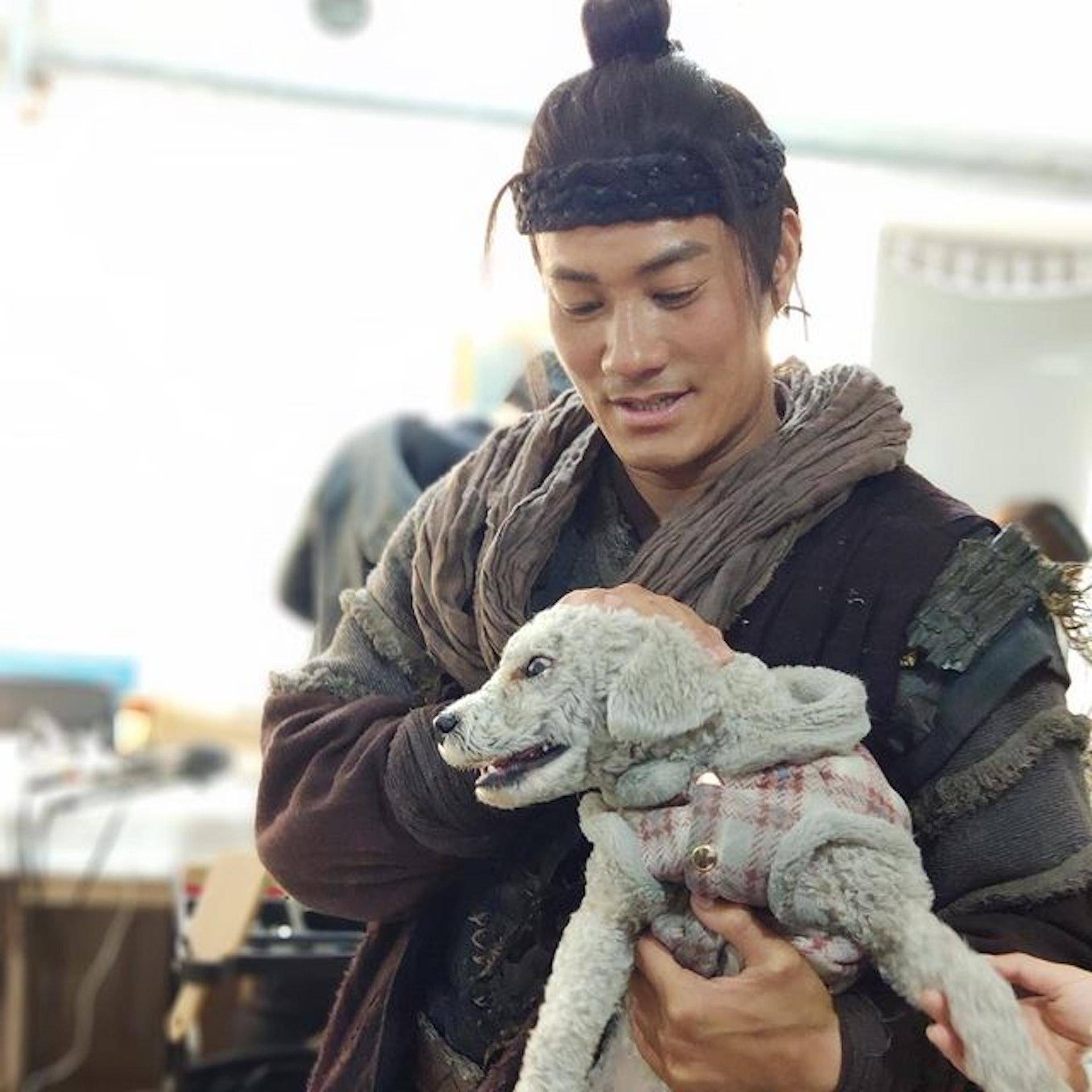 遇袭男星黄竣锋已返港治疗,公开最新病床照,脸贴纱布有气无力_黄俊峰