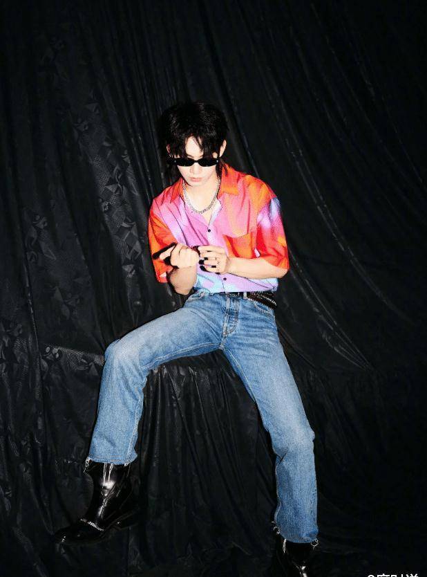 r1se解散,姚琛资源越来越好,穿晕染衬衣出镜明艳晃眼_look_时尚_黑色