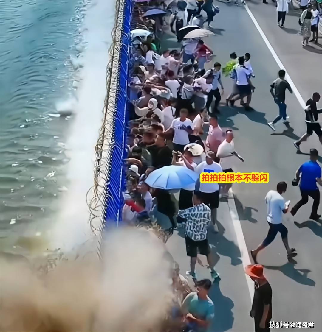 游客近距离围观钱塘江大潮，不听劝被大浪拍倒，浑身湿透泥泞不堪