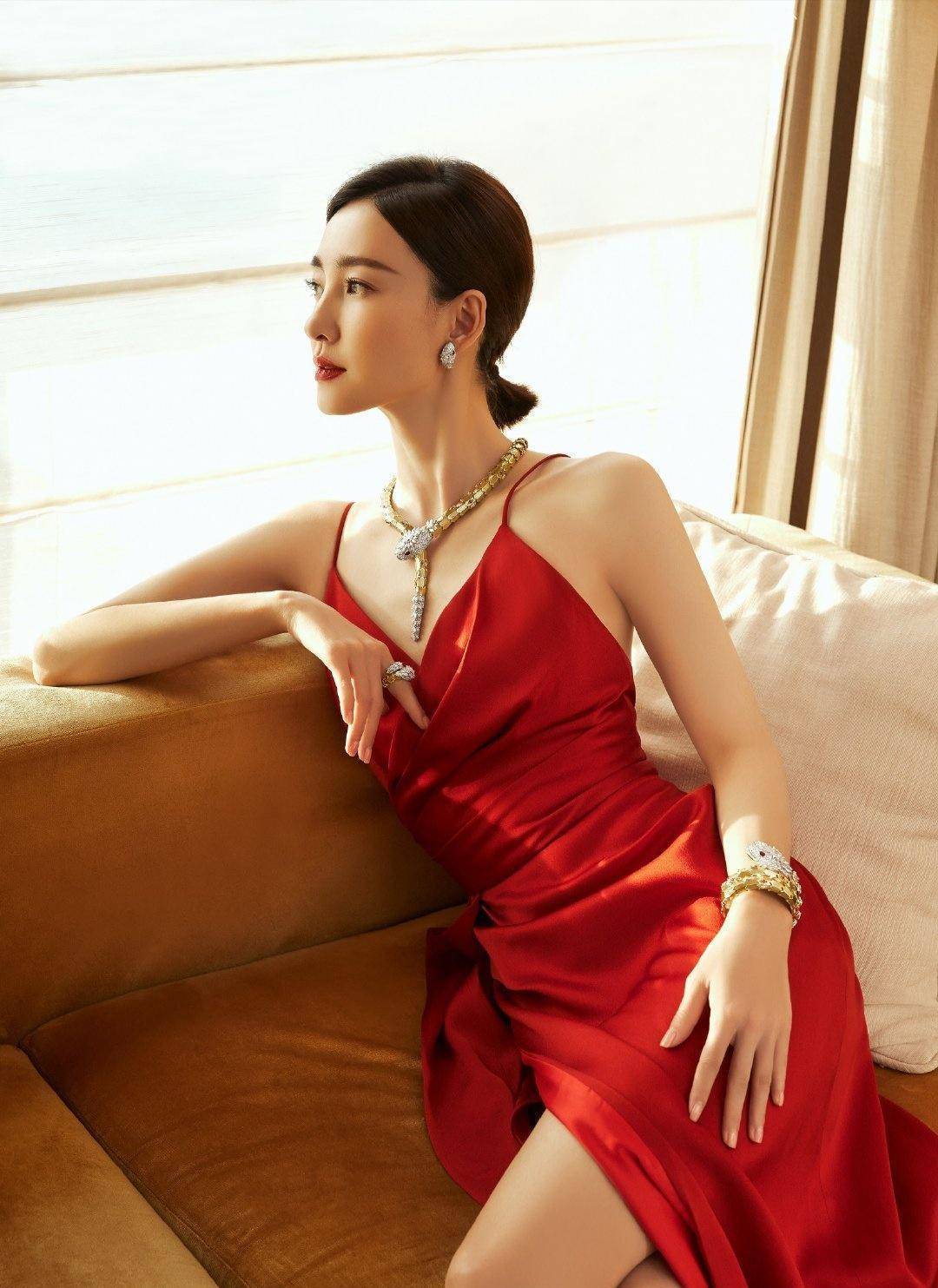 王丽坤太有女神范,穿红色丝绸吊带裙气质高雅,曼妙身材很迷人_时尚