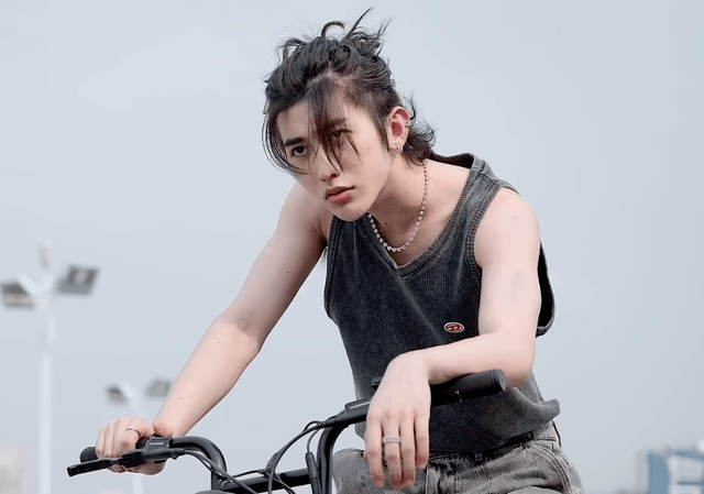 蔡徐坤硬汉形象引发争议,公众建议他将长发剪短,最好是平头造型_肌肉