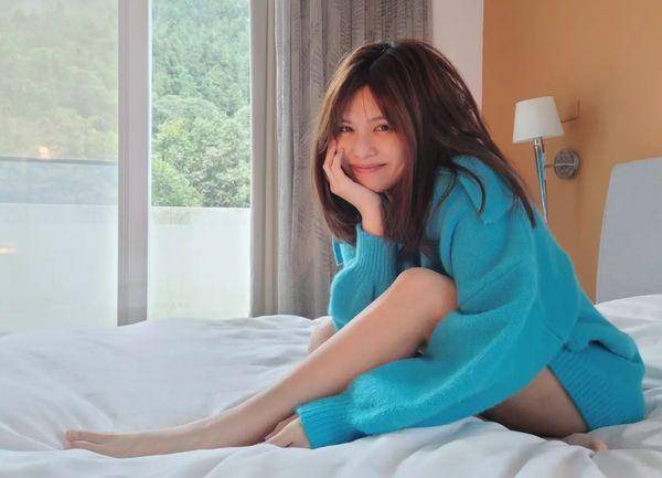 夏宇童「男友视角」近照曝!香肩美腿全露 网暴动:孙先生拍的?