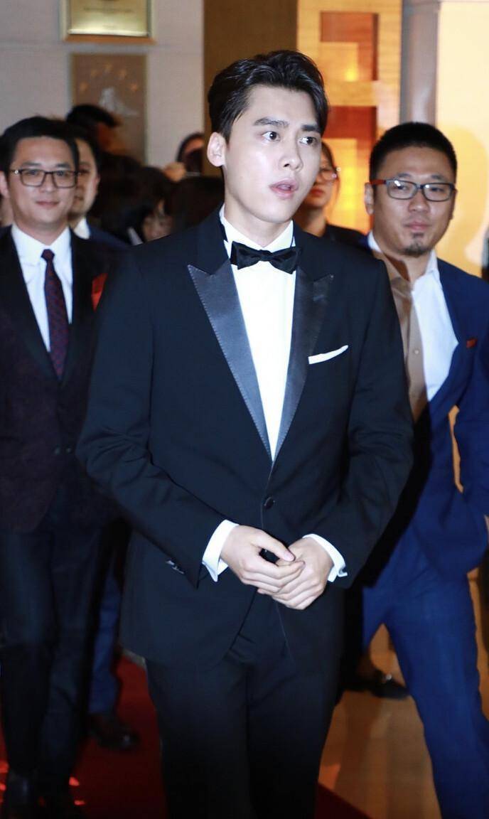 年仅35岁身价过亿!现在自毁未来_李易峰_明星_公众人物