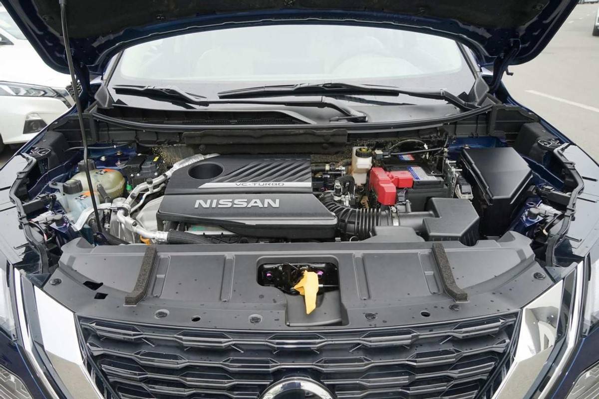 既然都说是发动机的锅,我们就先来看这kr15.日产奇骏更换上来的这台1.