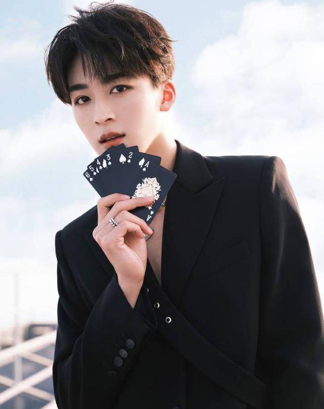 前r1se成员何洛洛:错过3年后再考北电,追梦路上从未放弃_活动_组合