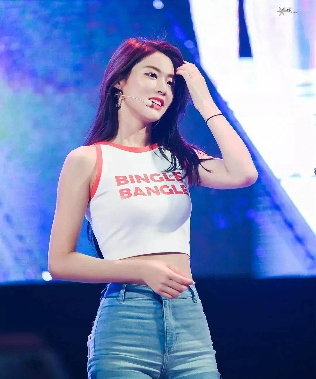 穿着牛仔短裤 露腰背心清爽甜美,画面太美_身材_造型_衣服