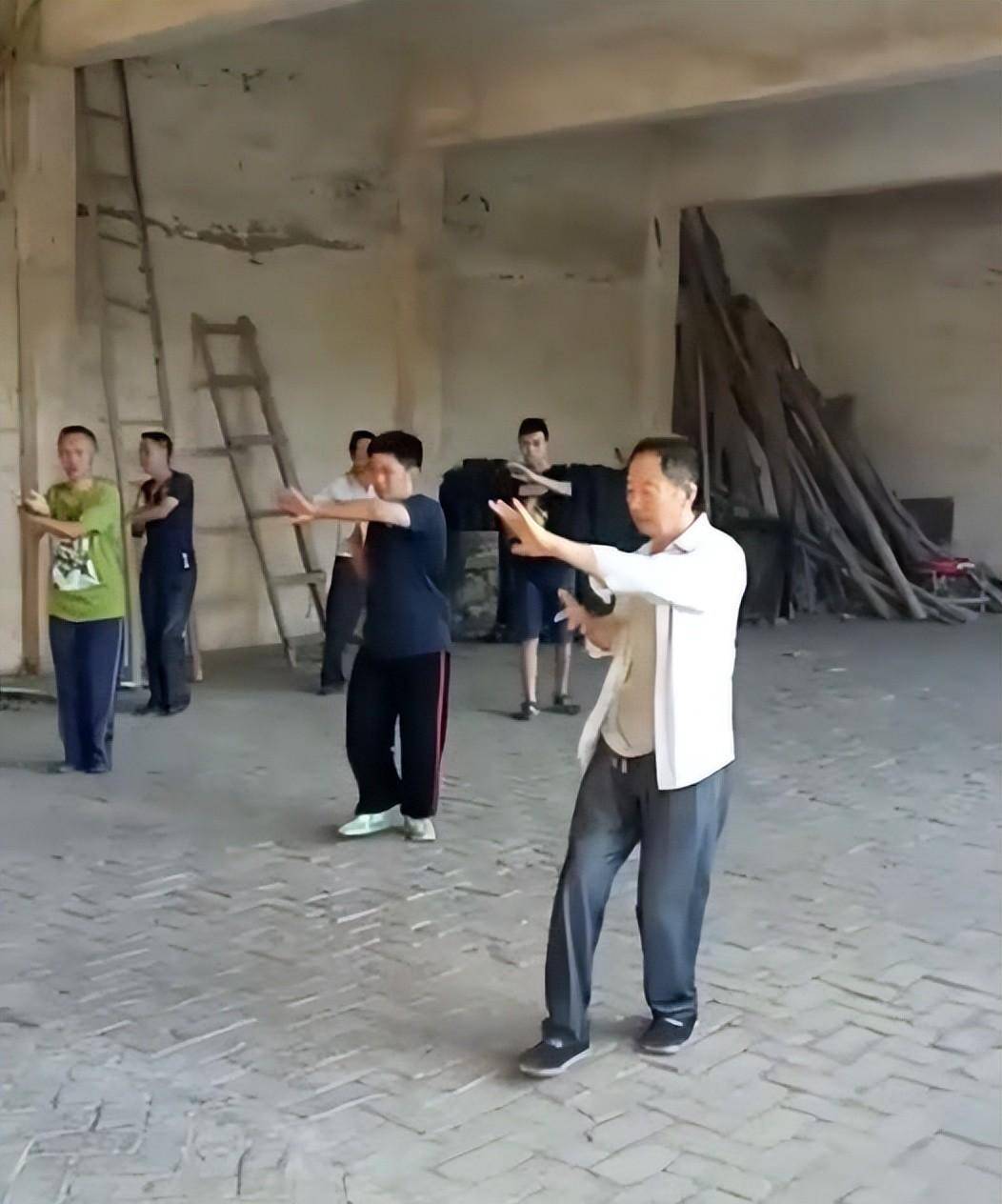 谈李紫剑的功夫造诣,为学拳每天半夜翻山6里,见狼群如家常便饭_先生