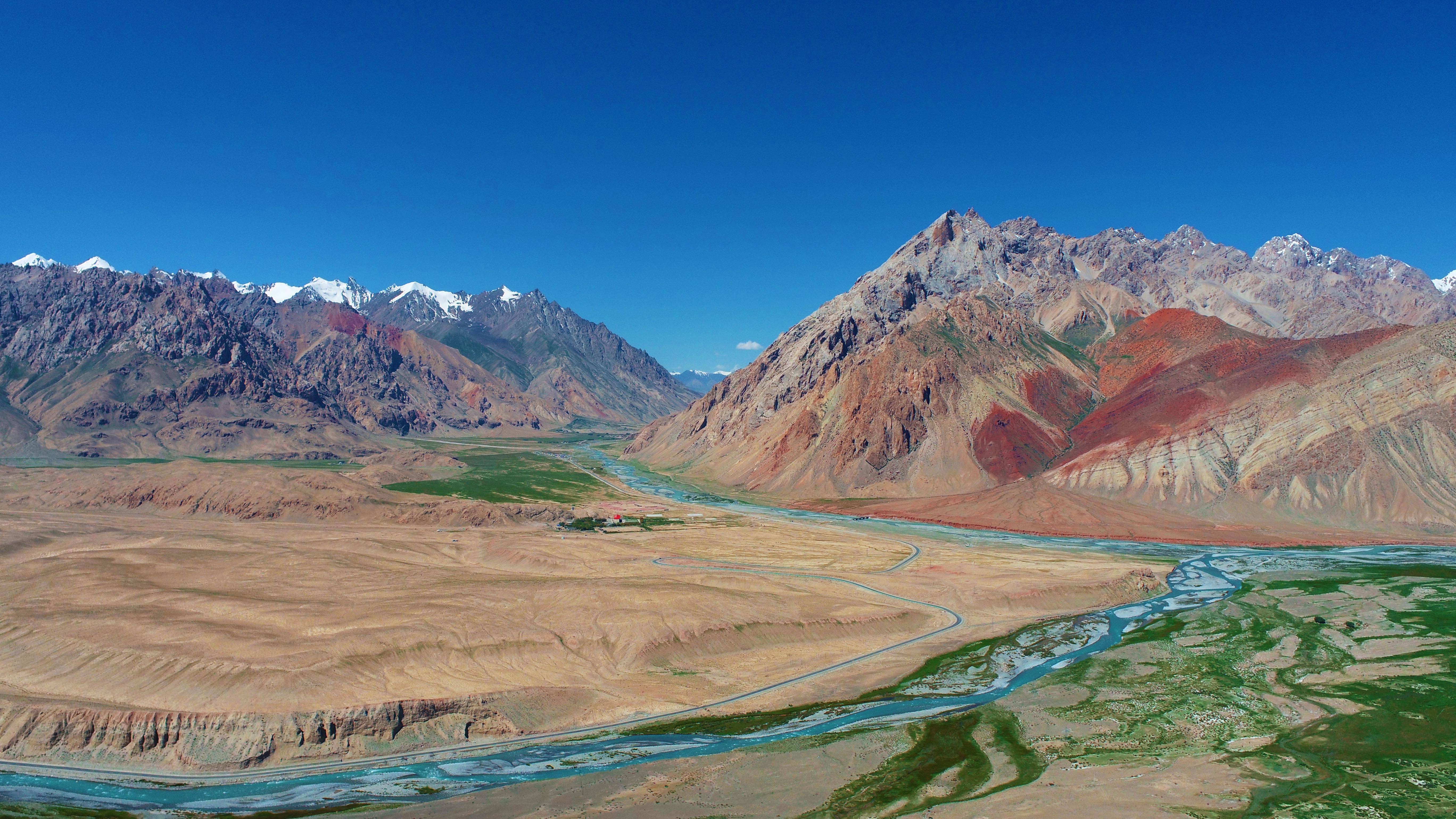 西起阿姆河上游的喷赤河及其支流帕米尔河,东接我国新疆塔什库尔干