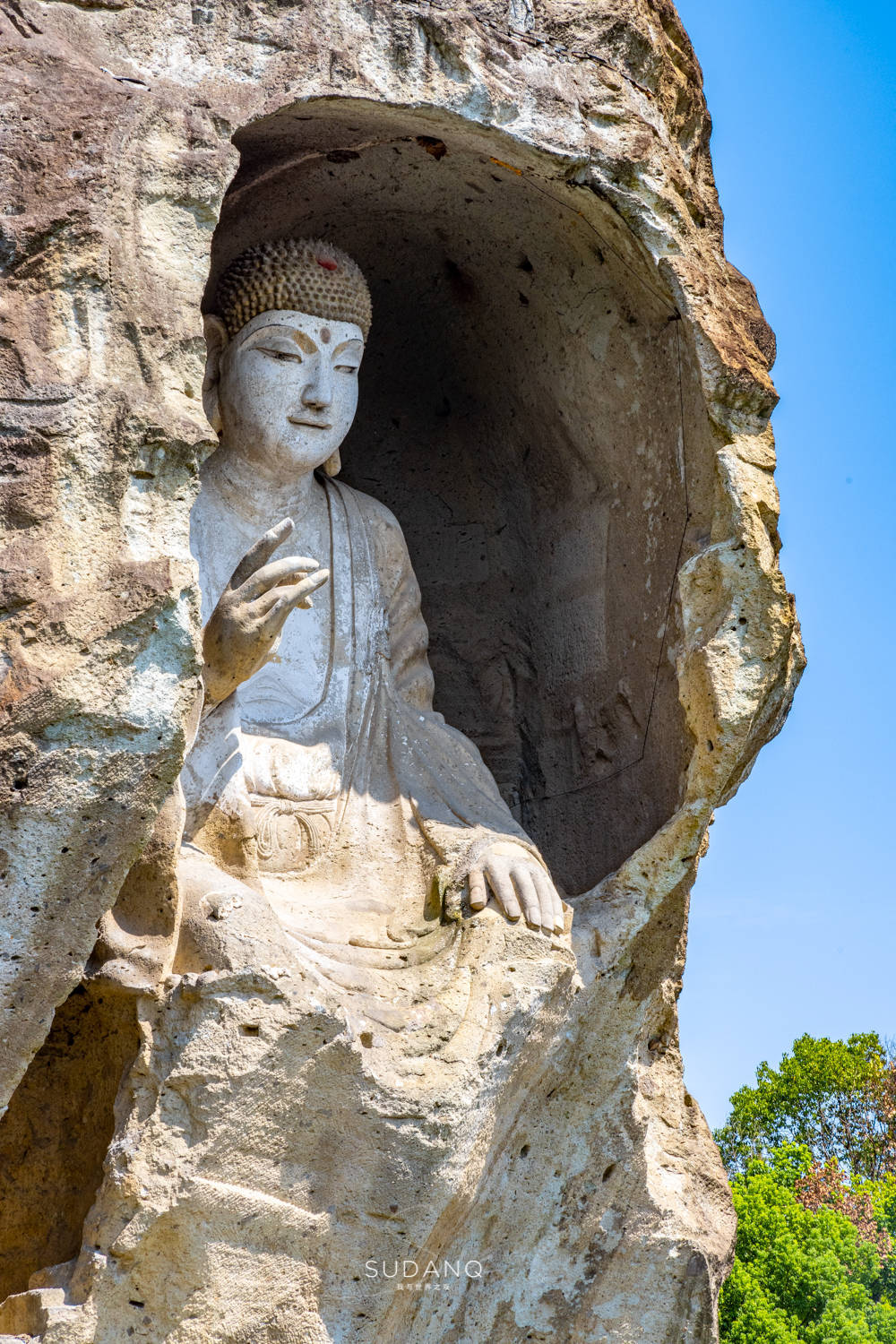 浙江绍兴有一尊千年大佛,由祖孙三代人完成,为浙江四大名佛之一_柯岩