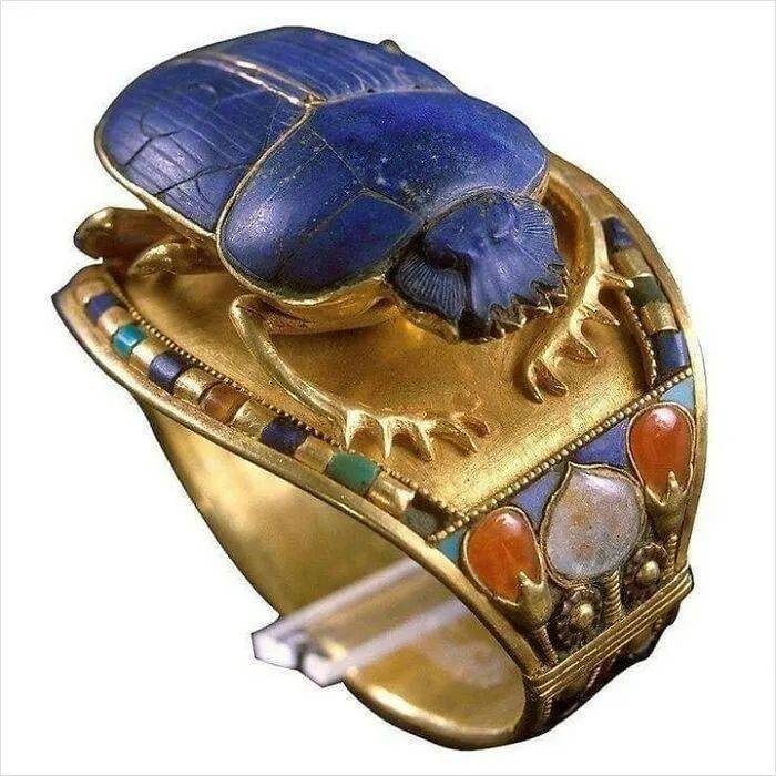 来自1200-1201年的伊朗带密码锁并镶嵌银和铜的盒子雕刻镂空的鸟图案