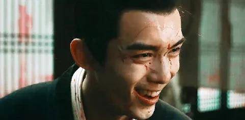 头发凌乱,看着狼狈的凌不疑,捂着嘴拼命的摇头,眼眶红透含泪,她注视着