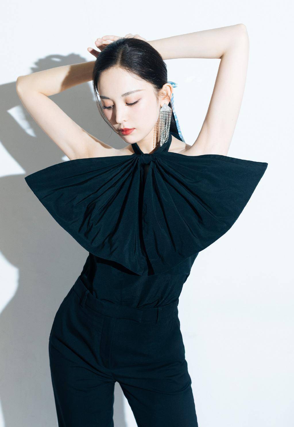 古力娜扎穿"时尚裙"身材依旧平平,迪丽热巴身材时尚无瑕疵_黑色_蝴蝶