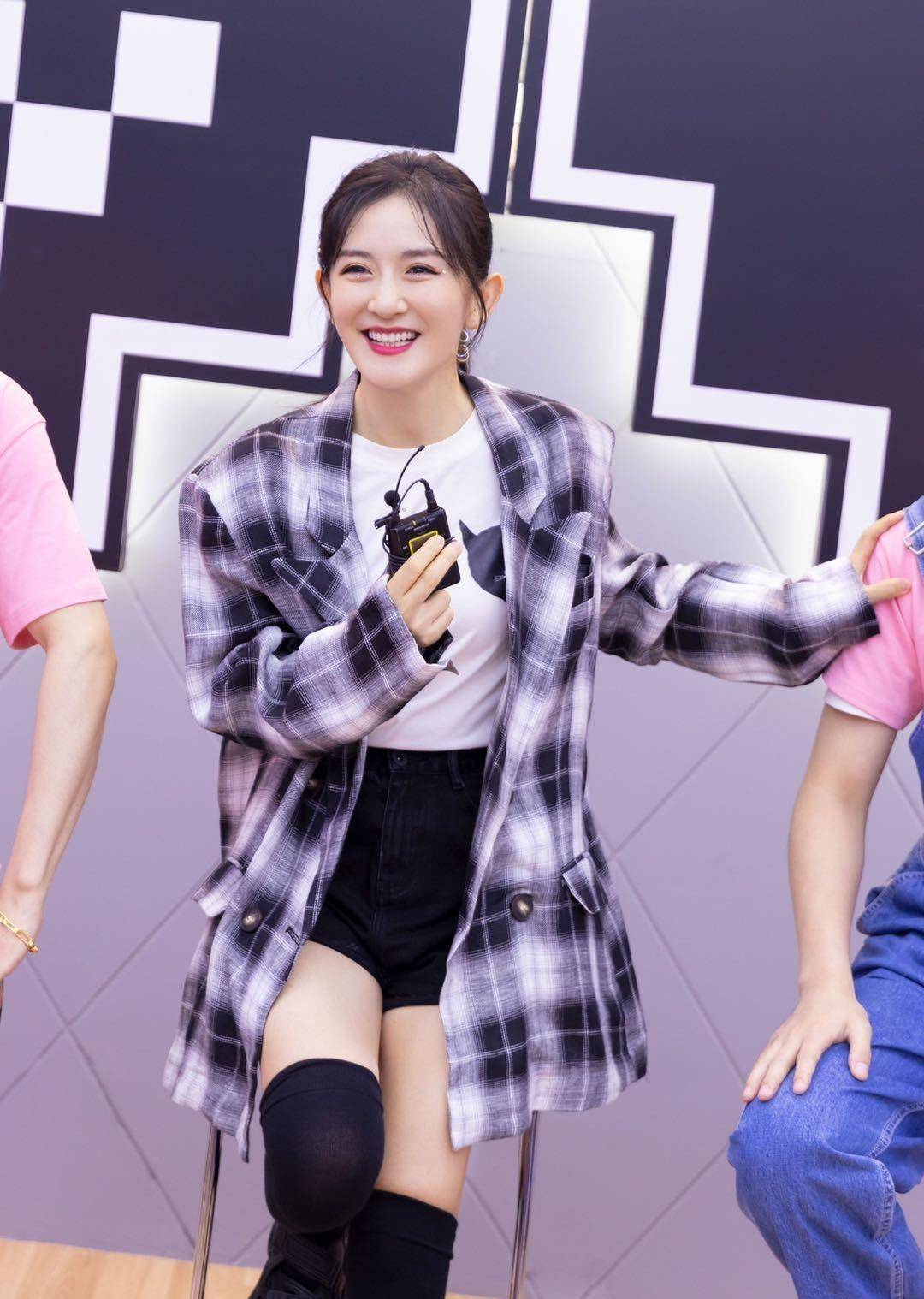 谢娜穿牛仔裤怕撞衫,在外面套了层"绿纱",没想到能美成这样!