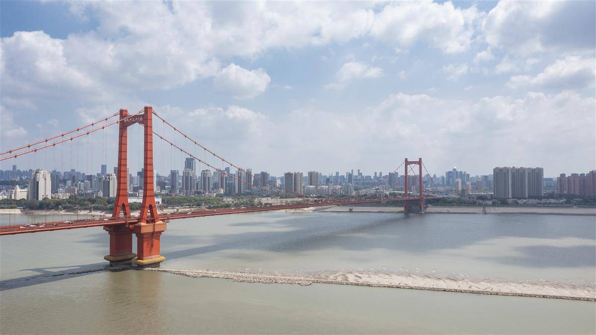 劝阻效果显著 鹦鹉洲长江大桥下丁字坝几无涉险打卡市民