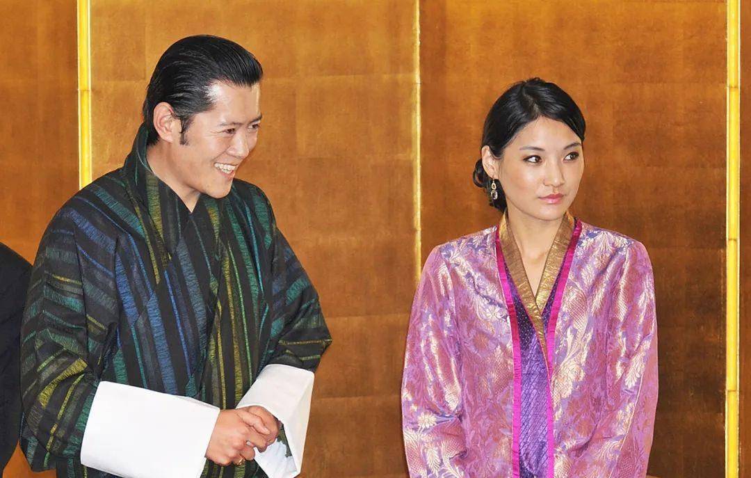 40岁不丹国王人前"太会演",被问夫妻感情时,一把抱住美女王后_旺楚克