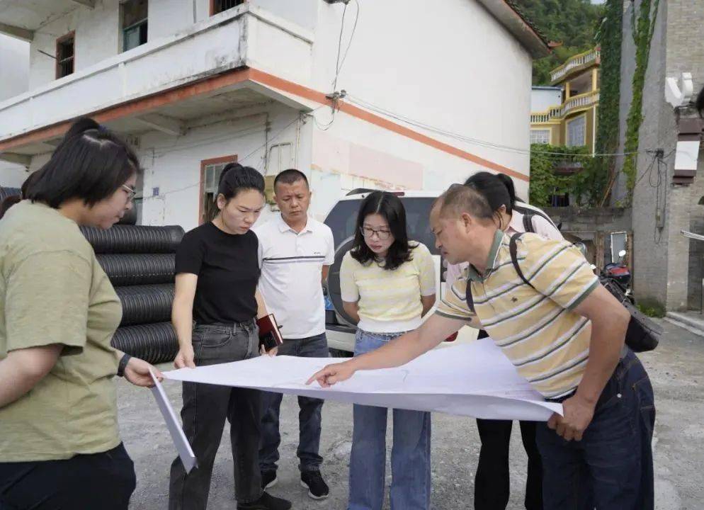 9月14日,县委常委,副县长叶茵茵率粤桂办工作组前往施工现场了解项目