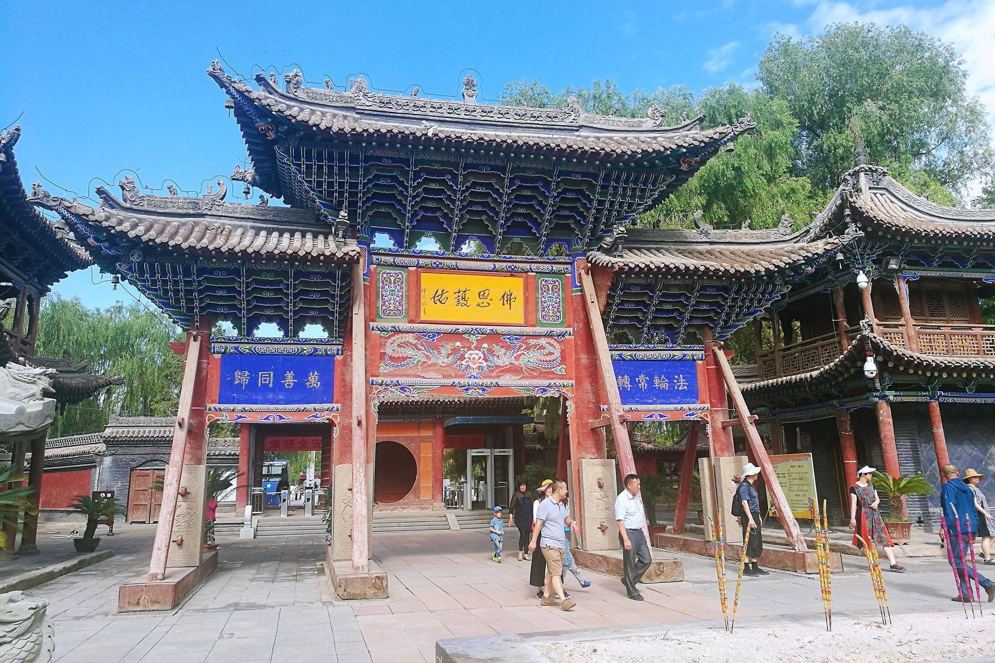 甘肃张掖有一座大佛寺，历史悠久，环境清幽，寺中造像精美绝伦