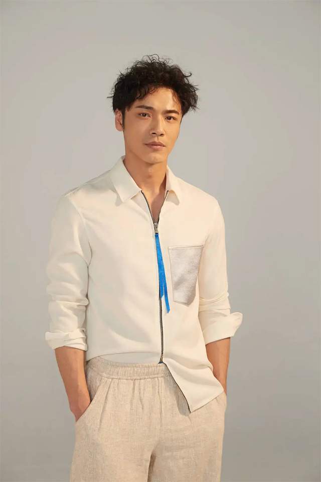 父亲正是当年在央视《新闻联播》节目组红极一时的主持人薛飞.