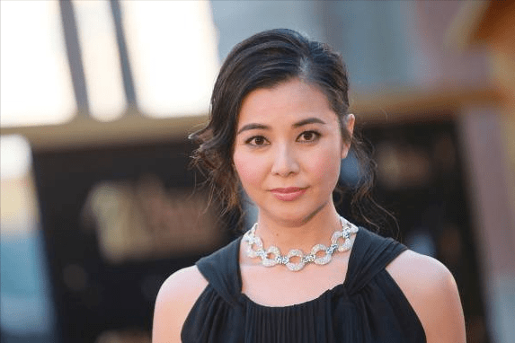 蒙嘉慧现身国外神社!穿着朴素喝下午茶,郑伊健负责为其拍照?