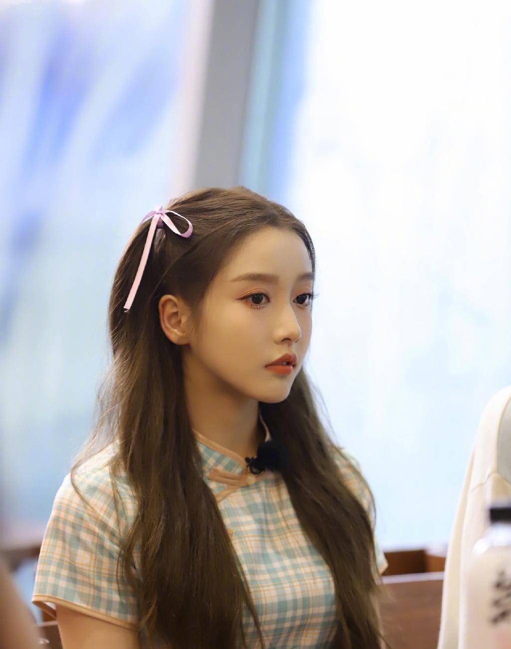 姜贞羽也太可爱了,穿格纹改良旗袍出镜,扎双马尾美得像初中生