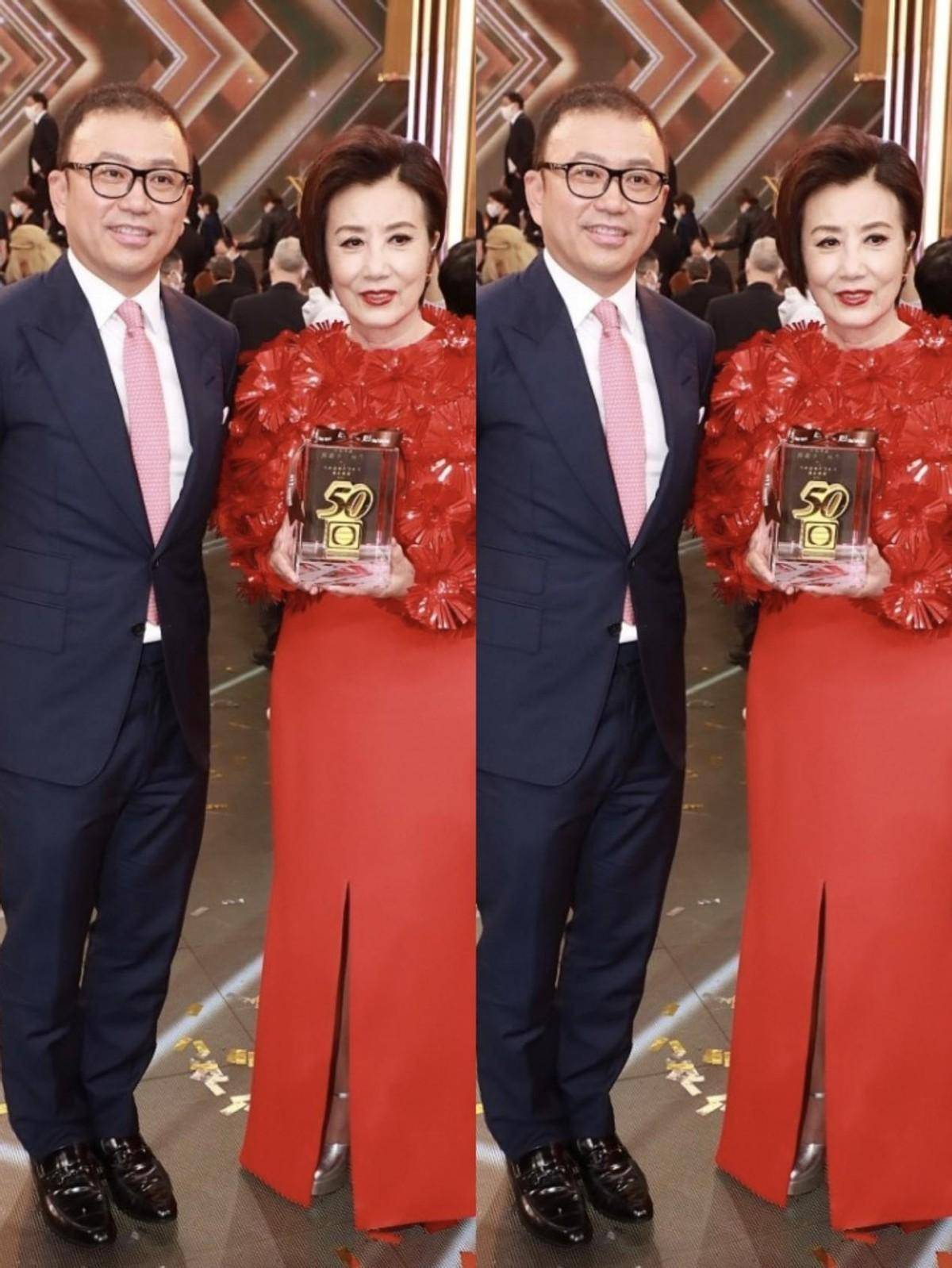 汪明荃岁数不小了依旧挺招摇的,穿红色长裙好明媚,看着年轻不少_造型