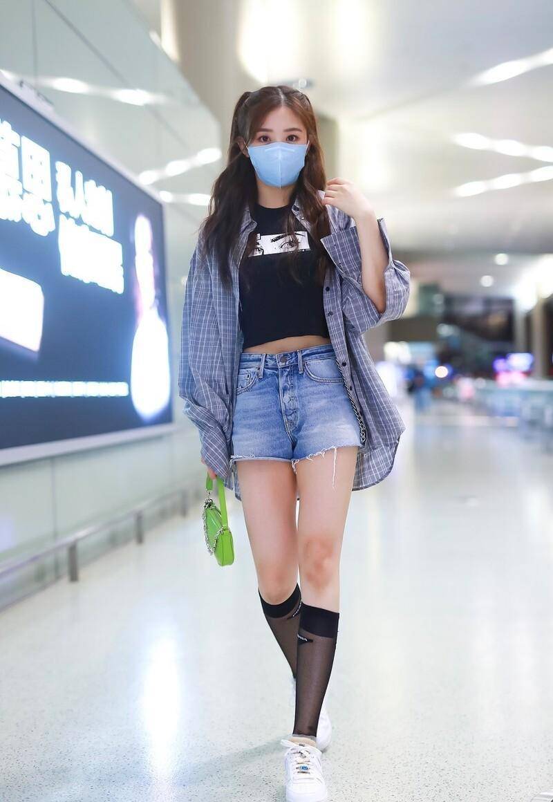 30岁张含韵也太少女了吧,扎双马尾穿格子衬衣,侧颜真的太像杨幂_时尚