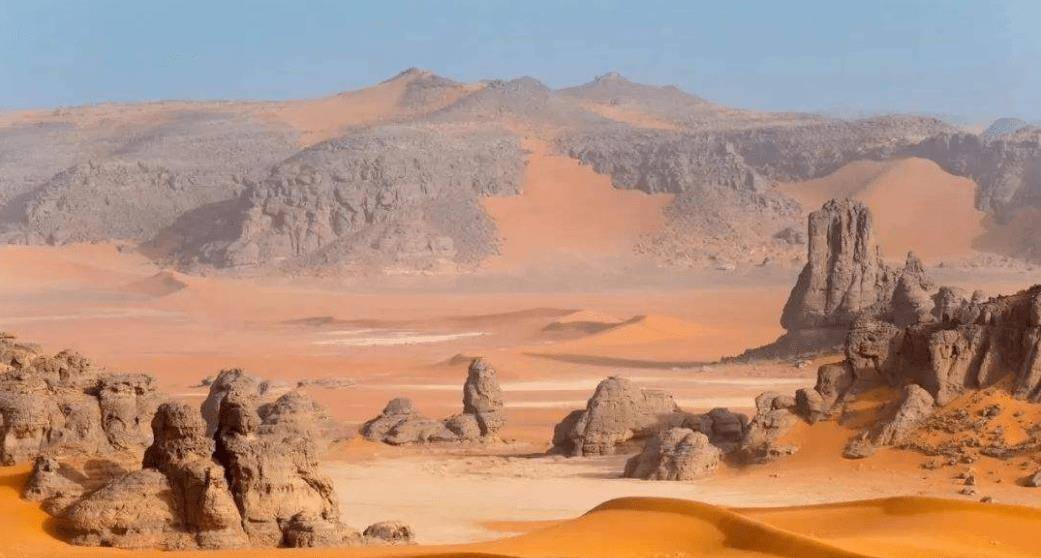 沙漠的沙子有多深，如果把沙子全挖空，那沙漠底下是什么样？