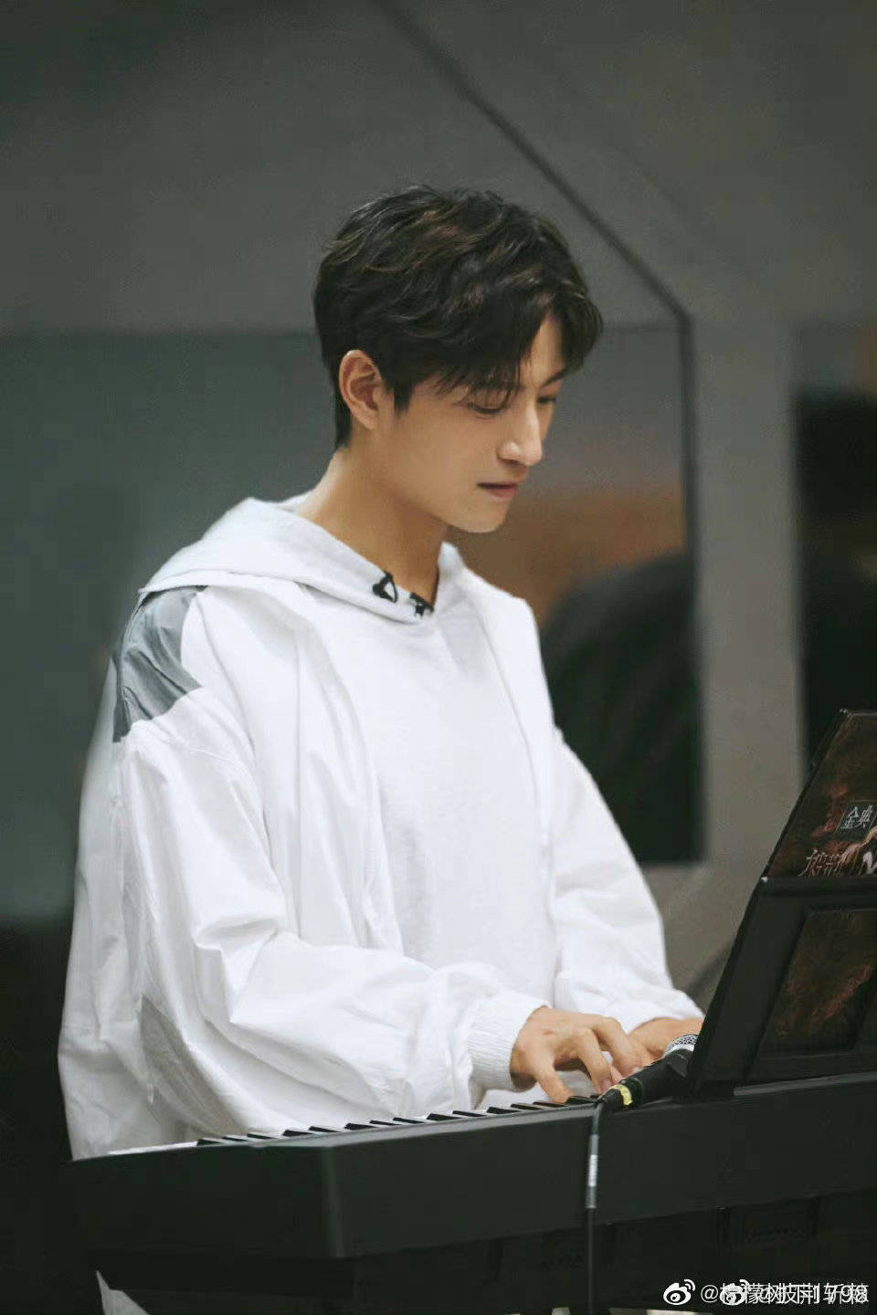 张峻宁镜头全是表情包,舞台反差感直接拉满_节目_玉龙_长相