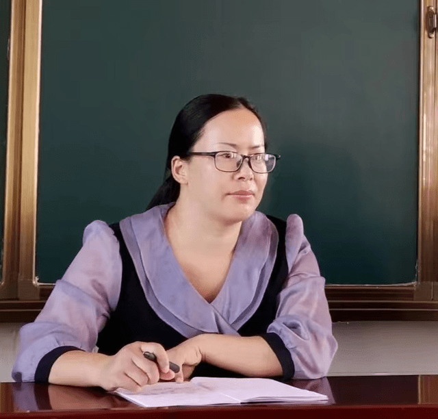 该乡兰青村小学校长何艳对兰青乡中心校领导及全乡小学优秀语文教师的