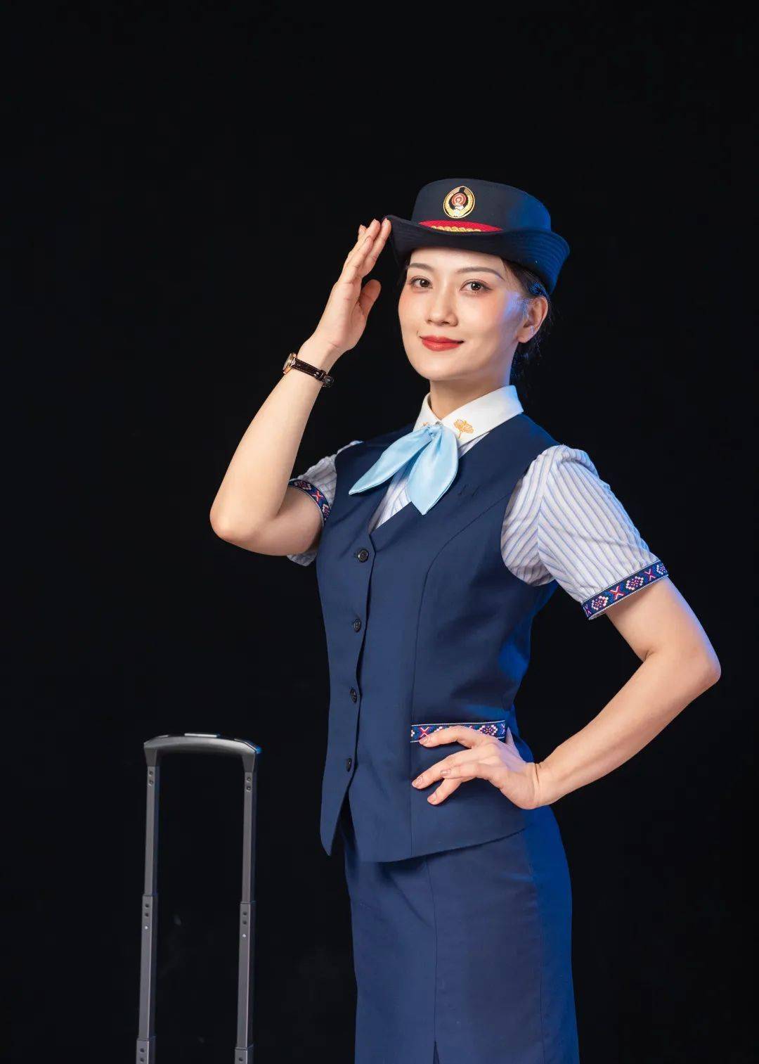 广西动姐制服图鉴,你最喜欢哪套?_壮锦_套装_紫红色