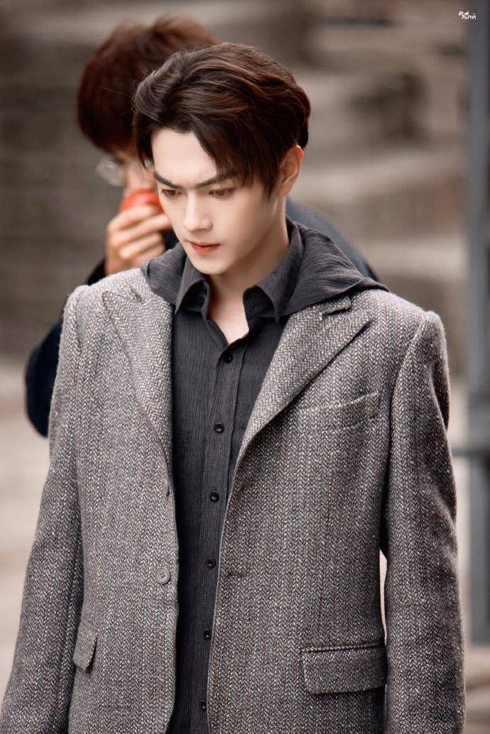 值得一提的是,预告里的许凯形象似乎有着像极了《老九门》陈伟霆张大