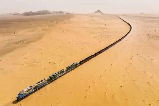 世界上最长的火车,拥有 3 公里的铁路,穿过撒哈拉沙漠,将铁从绿洲带到