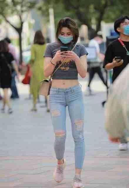 小姐姐的牛仔裤太紧身了,这样一个洞的设计会给人一种朦胧的美_美女