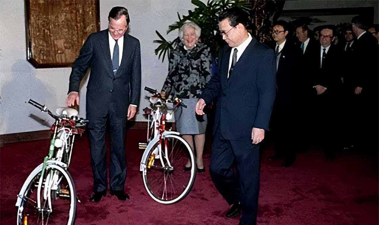 老布什访华获赠两辆自行车,后来他是怎么处理自行车的_北京_中国