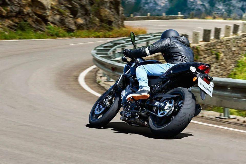 铃木sv650x:原厂"猪头罩"的合金café racer 复古运动摩托车,90°v 型