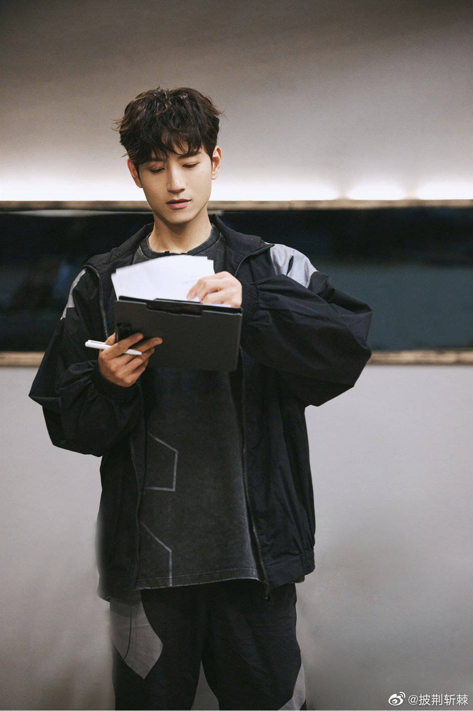 2005年,当时还是大学生的张峻宁被海岩钦定为男主角出演电视剧