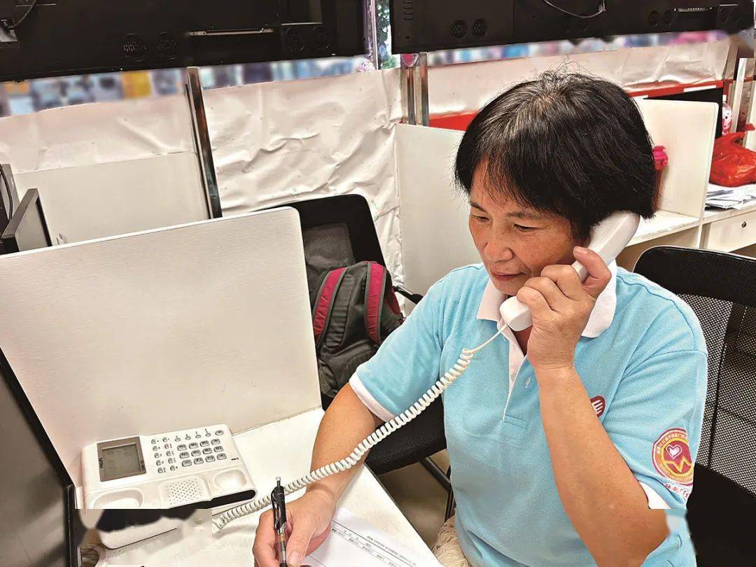 "60后"陪"90后"煲电话粥,一打就是2,3小时!_美莲_老人_刘伯