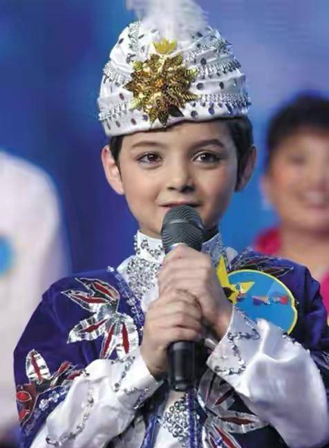 童星阿尔法现身商演卖唱!